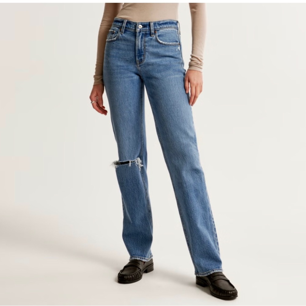 Never worn Abercrombie 90s straight with rip